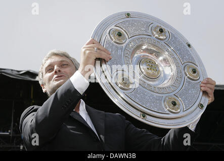 L'entraîneur-chef de Stuttgart, Armin Veh, détient le trophée de championnat jusqu'à la fin de la saison sur la place du marché à Stuttgart, Allemagne, 27 mai 2007. Le VfB Stuttgart a remporté le championnat d'Allemagne, mais a été battu par 1. FC Nuremberg le DFB en finale. Photo : Marijan Murat Banque D'Images