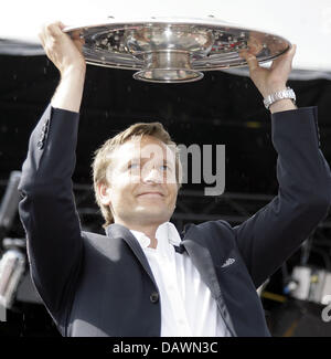 Gestionnaire de Stuttgart Horst Heldt détient le trophée de championnat jusqu'à la fin de la saison sur la place du marché à Stuttgart, Allemagne, 27 mai 2007. Le VfB Stuttgart a remporté le championnat d'Allemagne, mais a été battu par 1. FC Nuremberg le DFB en finale. Photo : Marijan Murat Banque D'Images