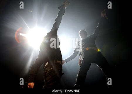 Chester Bennington et Mike Shinoda de Linkin Park rock band en photo lors d'un show à Hambourg, Allemagne, 27 mai 2007. Le groupe continue sa tournée allemande avec les festivals Rock am Ring et Rock im Park le 01 et 02 juin. Photo : Sebastian Widmann Banque D'Images