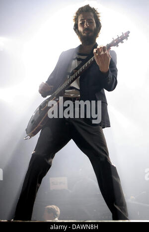 Brad Delson du groupe de rock américain Linkin Park en photo lors d'un show à Hambourg, Allemagne, 27 mai 2007. Le groupe continue sa tournée allemande avec les festivals Rock am Ring et Rock im Park le 01 et 02 juin. Photo : Sebastian Widmann Banque D'Images