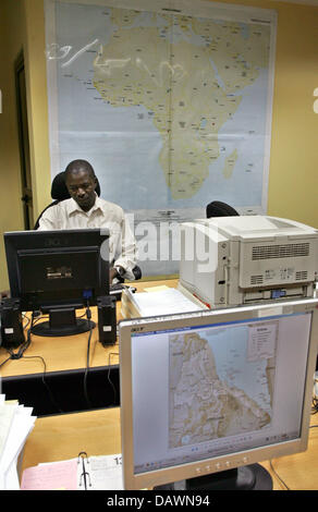 Les membres du personnel de traiter les rapports de conflits sur le continent africain à l'Union africaine (UA) "situation room" de gestion des conflits à Addis Ababa, Ethiopie, 6 mai 2007. L'UA est en train d'installer un système d'alerte précoce afin d'être en mesure de réagir tôt pour les prochaines crises. Photo : Rainer Jensen Banque D'Images