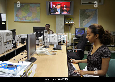 Les membres du personnel de traiter les rapports de conflits sur le continent africain autour de l'horloge à l'Union africaine (UA) "situation room" de gestion des conflits à Addis Ababa, Ethiopie, 6 mai 2007. L'UA est en train d'installer un système d'alerte précoce afin d'être en mesure de réagir tôt pour les prochaines crises. Photo : Rainer Jensen Banque D'Images