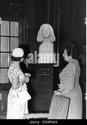 gastronomie, hôtels, Hôtel Sacher, Vienne, vue intérieure, hall, Anna Siller et un invité devant le buste de Franz Liszt, 1951, droits additionnels-Clearences-non disponible Banque D'Images