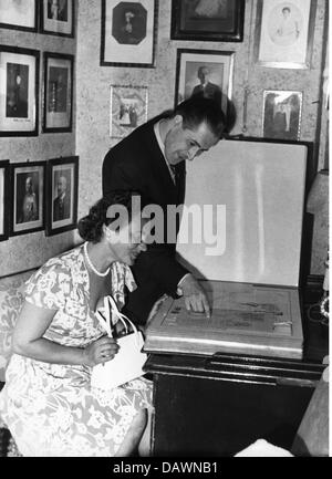 gastronomie, hôtels, Hôtel Sacher, Vienne, vue intérieure, directeur montrant la collection de menus à un invité, 1951, droits-supplémentaires-Clearences-non disponible Banque D'Images