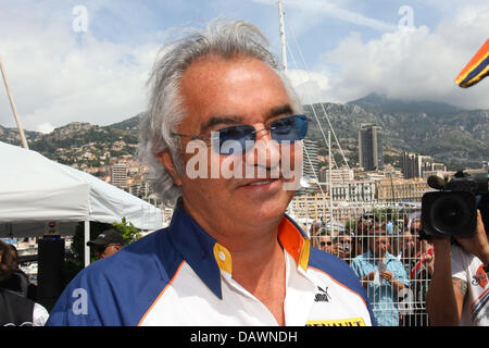 Le directeur principal de l'équipe Renault italien Flavio Briatore sourit avant le début de la Grand Prix de Monaco, Monte Carlo, 27 mai 2007. Banque D'Images