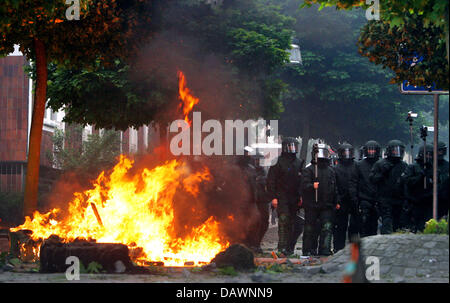 La police anti-émeute se tenir derrière une barricade à une marche de protestation contre le prochain sommet du G8 à Rostock, Allemagne, 2 juin 2007. Le sommet aura lieu dans le cadre des mesures de sécurité immense à Heiligendamm, sur la côte de la Mer Baltique Du 6 au 8 juin 2007. :Bernd Wuestneck Banque D'Images