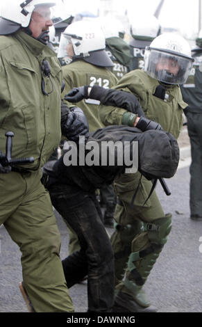 Riot police arrête un manifestant lors d'une marche de protestation contre le prochain sommet du G8 à Rostock, Allemagne, 2 juin 2007. Le sommet aura lieu dans le cadre des mesures de sécurité immense à Heiligendamm, sur la côte de la Mer Baltique Du 6 au 8 juin 2007. Photo : Jan Woitas Banque D'Images