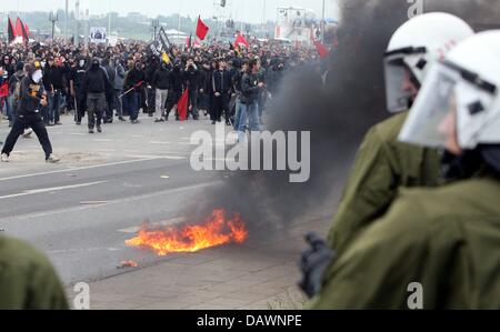 La police anti-émeute et manifestants clash lors d'une marche de protestation contre le prochain sommet du G8 à Rostock, Allemagne, 2 juin 2007. Le sommet aura lieu dans le cadre des mesures de sécurité immense à Heiligendamm, sur la côte de la Mer Baltique Du 6 au 8 juin 2007. Photo : Kay Nietfeld Banque D'Images