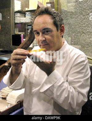 Le fichier photo, datée du 29 septembre 2006 montre chef espagnol Ferran Adria à ce restaurant 'El Bulli' en Roses, Espagne. Les 44 ans, est le premier chef jamais à prendre part à une exposition documenta. Sa contribution sera gardé secret jusqu'à quelques jours avant l'ouverture de la documenta 12, la course du 16 juin au 23 septembre à Kassel. Photo : Christian Volbracht Banque D'Images