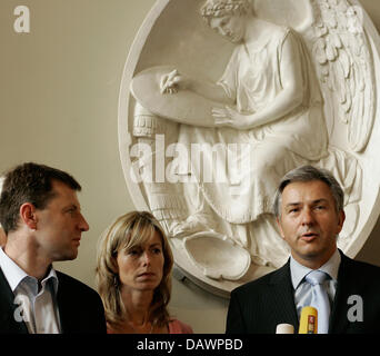 Le Maire de Berlin Klaus Wowereit est photographié avec Kate et Gerry McCann, les parents de disparus Madeleine, après une conférence de presse au Palais de la ville de Berlin, 06 juin 2007. Dans l'arrière-plan le soulagement 'Victoria' (1788) de Johann Gottfried Schadow. La fillette de quatre ans a disparu d'un hôtel resort à Praia da Luz au Portugal le 03 mai 2007. Appelez les MCCANN Banque D'Images