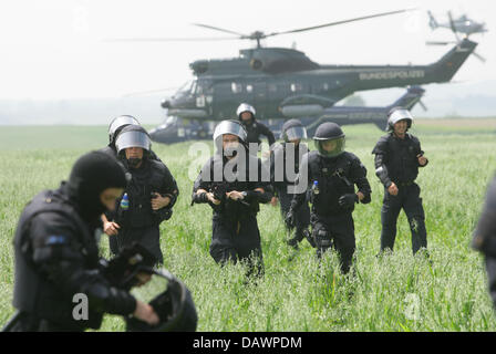 La police arrive pour arrêter les militants anti-G8 en se promenant dans un champ près de Admannshagen, Allemagne, 06 juin 2007. Plusieurs milliers de G8 les critiques sont arrivés à la barrière de sécurité, bloquant une importante voie d'accès après avoir évité les blocus de la police. Le sommet du G8 aura lieu sous l'intensité des mesures de sécurité du 6 au 8 juin à Heiligendamm. Photo : Bodo Marks Banque D'Images