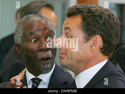 Le président sud-africain Thabo Mbeki (L) a l'air surpris par le président français Nicolas Sarkozy (R) à une session de la G8 avec le soi-disant pays de sensibilisation de l'Afrique au Sommet du G8 à Heiligendamm, Allemagne, 08 juin 2007. Le G8 ont déclaré leur volonté d'augmenter l'aide monétaire pour l'Afrique. Photo : Michael Urban Banque D'Images