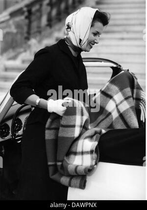 Mode, mode pour femmes, femme avec mouchoir et gants porte une couverture en laine, vers 1960, droits supplémentaires-Clearences-non disponible Banque D'Images