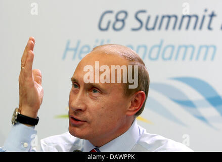 Le président russe Vladimir Purtin parle lors de la conférence de presse de clôture du Sommet du G8 à Heiligendamm, Allemagne, 08 juin 2007. Photo : Oliver Berg Banque D'Images