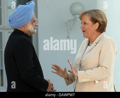 La chancelière allemande Angela Merkel (R) accueille le Premier Ministre indien Manmohan Singh (L) pour des entretiens bilatéraux au sommet du G8 à Heiligendamm, Allemagne, 08 juin 2007. Photo : Boris Roessler Banque D'Images