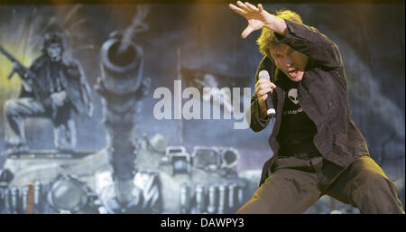 Le chanteur principal du groupe de heavy-metal Iron Maiden, Bruce Dickinson, effectuée pendant une concerton en plein air l'occasion du 25e anniversaire de leur succès album "Le nombre de la bête" à Ludwigshafen, Allemagne, 08 juin 2007. Photo : Ronald Wittek Banque D'Images