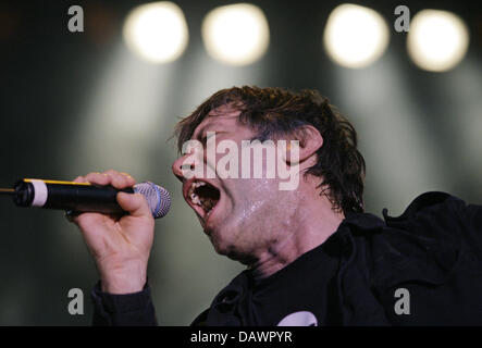 Le chanteur principal du groupe de heavy-metal Iron Maiden, Bruce Dickinson, effectuée pendant une concerton en plein air l'occasion du 25e anniversaire de leur succès album "Le nombre de la bête" à Ludwigshafen, Allemagne, 08 juin 2007. Photo : Ronald Wittek Banque D'Images