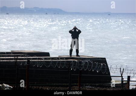 Un agent de police de la zone des sentinelles au sommet du G8 à Heiligendamm, Allemagne, 08 juin 2007. Photo : Kay Nietfeld Banque D'Images