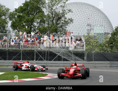 Pilote de formule 1 finlandais Kimi Raikkonen de la Scuderia Ferrari (R) et de la Formule Un pilote Anthony Davidson de Super Aguri photographié à l'Epingle épingle à cheveux au cours de la première session de la pratique à la piste de course Gilles Villeneuve à Montréal, Canada, 08 juin 2007. Le Grand Prix de Formule 1 du Canada a lieu le 10 juin 2007. Photo : GERO BRELOER Banque D'Images