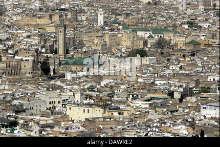 La photo montre une vue générale montrant les mosquées et solidement organisé maison couverte de paraboles dans la vieille ville (médina) de ville royale marocaine Fes, Maroc, 30 mars 2007. Photo : Marijan Murat Banque D'Images