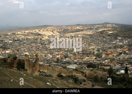 La photo montre une vue générale de la vieille ville (médina) de la ville royale marocaine Fes, Maroc, 30 mars 2007. Photo : Marijan Murat Banque D'Images