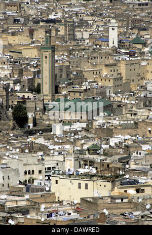 La photo montre les mosquées et densément construit des maisons équipées d'antennes paraboliques dans la vieille ville (médina) de ville royale marocaine Fes, 30 mars 2007. Photo : Marijan Murat Banque D'Images