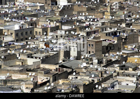 La photo montre densément construit des maisons couvertes d'antennes paraboliques dans la vieille ville (médina) de ville royale marocaine Fes, 30 mars 2007. Photo : Marijan Murat Banque D'Images