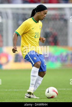 International brésilien Ronaldinho contrôle le ballon pendant le Brésil v Turquie à l'SignalIduna Park de Dortmund, Allemagne, 05 juin 2007. Le match en vedette de nombreux remplacements et terminé dans un agréable mais match nul. Photo : Achim Scheidemann Banque D'Images