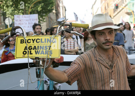 Un démonstrateur offres 'le vélo comme un quartier déclaration contre les guerres du pétrole à un rassemblement anti-Bush à Rome, Italie, 09 juin 2007. Des dizaines de milliers de personnes se sont mobilisés contre la visite du président américain George W. Bush. Photo : Lars Halbauer Banque D'Images