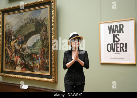 Artiste Yoko Ono présente son 'poster' la paix lire 'La guerre est finie !", qu'elle avait créé avec son ex-mari John Lennon, à la galerie d'art Kunsthalle Bremen' 'à côté de la peinture 'Bataille entre Maxence et Constantin' par Pieter Lastmann à partir de 1613 à Brême, Allemagne, 12 juin 2007. Yoko, veuve de John Lennon assassiné, est devenu célèbre dans les années 1960 pour num Banque D'Images