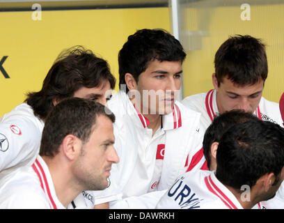 International turc Nuri Sahin (C) qui est représenté sur le banc pendant le Brésil v Turquie au stade Signal Iduna Park de Dortmund, Allemagne, 05 juin 2007. Le match en vedette de nombreux remplacements et terminé dans un agréable mais match nul. Photo : Achim Scheidemann Banque D'Images