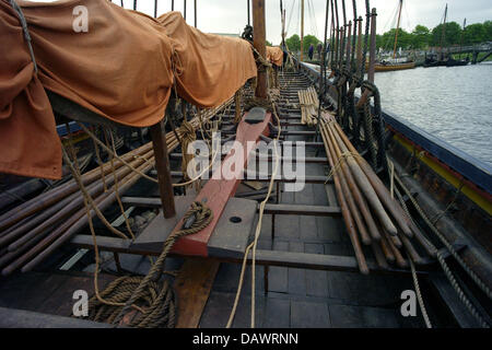 La reconstruction de 30m de long long navire viking 2 kuldelev «' nommé "Havhingsten fra Glendalough' ('Sea étalon de Glendalough') se trouve à Port au Viking Ship Museum à Roskilde, Danemark, 22 mai 2007. Il a été construit entre 2000 et 2004 avec, dans la mesure du possible, les mêmes matériaux utilisés il y a 1000 ans. Le musée offre un aperçu unique de marin Viking. À l'été m Banque D'Images