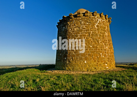 Dans burton dassett Beacon Hill Country Park South warwickshire est un célèbre monument local et point de vue de l'ancienne carrière de ironstone fonctionnement. Banque D'Images