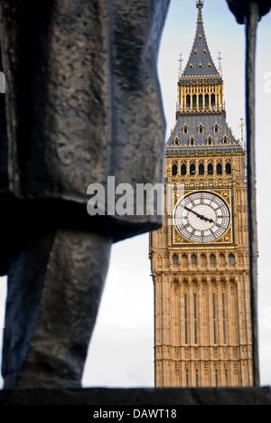 La statue de Winston Churchill et de l'emblématique monument de Londres Big Ben et la tour de la reine Elizabeth. Banque D'Images