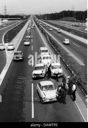 Transport / transport, voitures, accidents de voiture, accident sur l'autoroute près de Hilden, Allemagne de l'Ouest, vers 1960, droits additionnels-Clearences-non disponible Banque D'Images