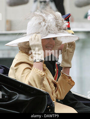 Son Altesse Royale le Prince William de Galles (caché) et Camilla duchesse de Cornouailles (avant) représenté à l'assemblée annuelle de la parade la parade de couleur en l'honneur de l'anniversaire de la reine au palais de Buckingham à Londres, Royaume-Uni, 16 juin 2007. Photo : Appuyez sur Royal Europe-A. Nieboer (Pays-Bas) Banque D'Images