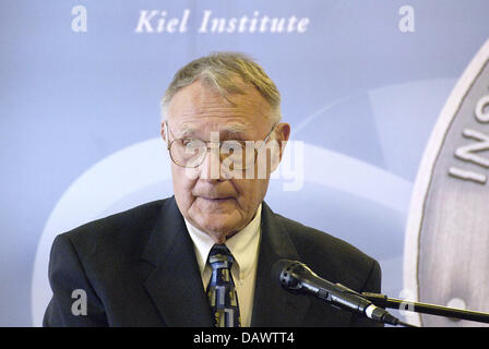 Le Suédois Ingvar Kamprad, fondateur de IKEA, prononce un discours après la réception de l'Institut de Kiel 2007 Prix de l'économie mondiale de Kiel, Allemagne, 17 juin 2007. Photo : Christian Hager Banque D'Images