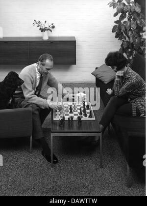 Jeux, échecs, couple marié jouant aux échecs à la maison, Allemagne, 1958 / 1959, Additional-Rights-Clearences-not available Banque D'Images