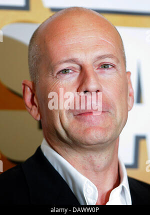 L'acteur américain Bruce Willis illustré à la photo pour la prochaine première de son nouveau film "tirb langsam 4.0' ('Live Free or Die Hard') à Berlin, 18 juin 2007. Langsam tirb '4.0' sera affiché dans les salles allemandes du 27 juin 2007. Photo : Johannes Eisele Banque D'Images