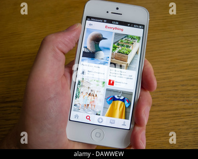 Médias sociaux Pinterest et partage de photos app sur iPhone blanc smartphone 5 Banque D'Images