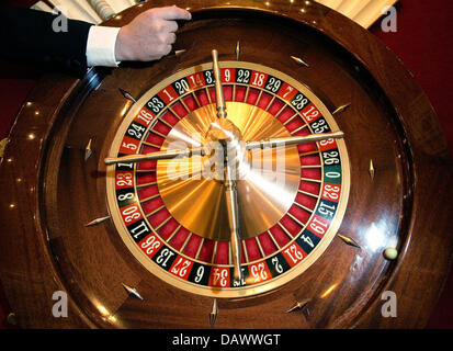 Un croupier fait tourner une balle sur une roue de roulette à une table de roulette dans un casino à Bad Homburg, 2 mars 2007. Sur la moyenne d'un joueur perd environ 100 Euros la nuit au casino. Photo : Salome Kegler Banque D'Images