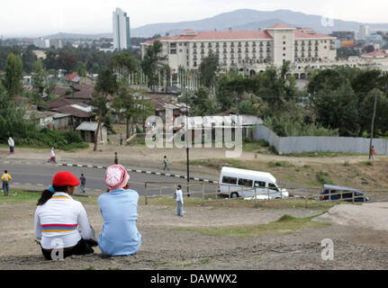 Deux femmes regarder à travers les toits en tôle ondulée à l'Hôtel Sheraton d'Addis Abeba, Ethiopie, 6 mai 2007. Photo : Rainer Jensen Banque D'Images