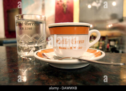 Un verre d'eau et d'un espresso typique photographié à Antico Caffè Greco à Rome, Italie, 25 avril 2007. Le café a été ouvert en 1760 par Nicola della Maddalena et comptait parmi ses clients réguliers de nombreux penseurs, artistes et écrivains - Goethe, Wagner, Mendelssohn, Stendhal et Liszt étant les plus célèbres. Photo : Lars Halbauer Banque D'Images