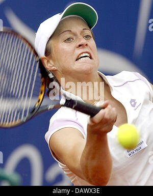 Tennis pro allemande Martina Mueller touchera un coup droit dans son match contre à la Grecque Eleni Daniilidou Qatar Telecom German Open à Berlin, Allemagne, 08 mai 2007. Photo : Wolfgang Kumm Banque D'Images