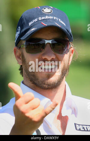 Pilote de Formule 1 Allemand Nick Heidfeld BMW Sauber d'équipe fait un geste sur un terrain de golf près de Valence, en Espagne, mercredi, 09 mai 2007. Heidfeld participe au Défi sportif de BMW avec le golf et la voile. Le Grand Prix d'Espagne a lieu près de Barcelone du 12 au 13 mai. Photo : Jens Buettner Banque D'Images