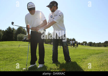 Pilote de Formule 1 Allemand Nick Heidfeld BMW Sauber d'équipe (R) et l'Espagnol Jose Manuel Lara golf pro sont représentées sur un terrain de golf près de Valence, en Espagne, mercredi, 09 mai 2007. Heidfeld participe au Défi sportif de BMW avec le golf et la voile. Le Grand Prix d'Espagne a lieu près de Barcelone du 12 au 13 mai. Photo : Jens Buettner Banque D'Images