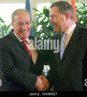 Le ministre fédéral de la Défense Franz Josef Jung (R), serre la main avec son homologue iraquien le général Abdel Kadir Mohammed al-Obeidi Dschassim après une conférence de presse et des entretiens à Berlin, Allemagne, 09 mai 2007. Photo : Gero Breloer Banque D'Images