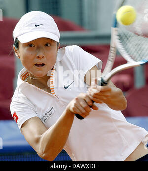 Tennis pro chinoise Zi Yan renvoie une balle au cours de son deuxième tour contre le français, Amélie Mauresmo au Qatar Telecom German Open à l'Steffi-Graf-Stadium de Berlin, Allemagne, 09 mai 2007. Photo : Wolfgang Kumm Banque D'Images