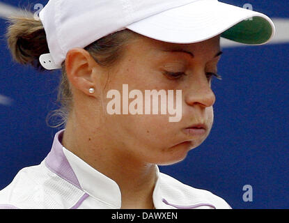 Tennis pro allemande Martina Mueller gestes au cours des derniers 16 ans match contre la russe Svetlana Kuznetsova au Qatar Telecom German Open à l'Steffi-Graf-Stadium de Berlin, Allemagne, 10 mai 2007. Mueller a perdu le premier set à 3-6. Photo : Wolfgang Kumm Banque D'Images