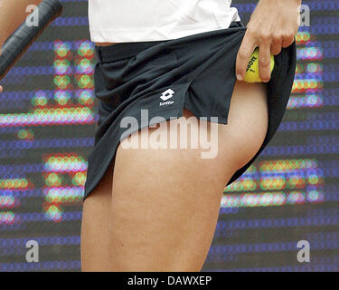 Tennis pro allemande Martina Mueller balles de rechange dépôts sous sa jupe de tennis pendant le dernier match contre seize Kuznetsova russe au Qatar Telecom German Open à Steffi-Graf-Stadium de Berlin, Allemagne, 10 mai 2007. Photo : Wolfgang Kumm Banque D'Images